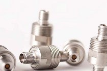 API Technologies型号351单通道旋转接头。直流至40 GHz，连接器2.92mm连接器500瓦峰值或50瓦平均。